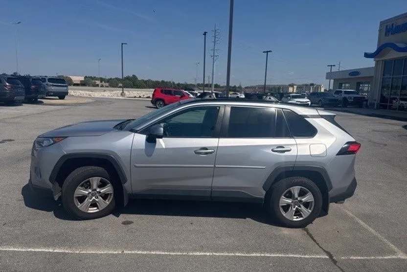 2021 Toyota RAV4 XLE photo 1