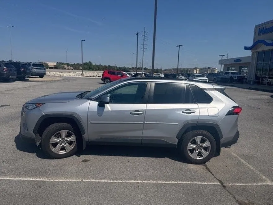 2021 Toyota RAV4 XLE photo 1