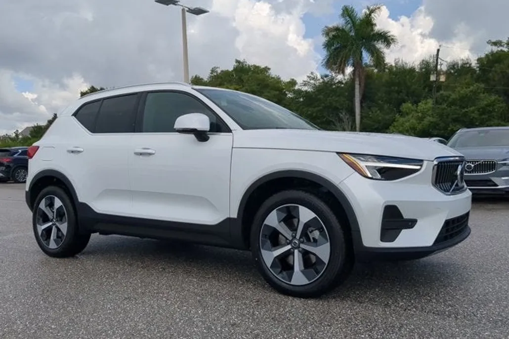 2025 Volvo XC40 Core photo 1