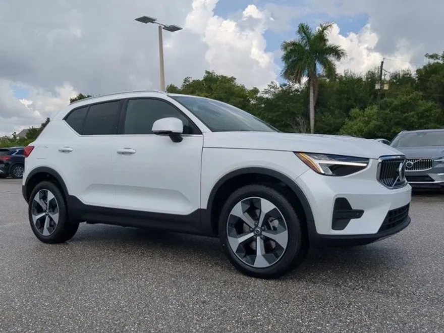 2025 Volvo XC40 Core photo 1