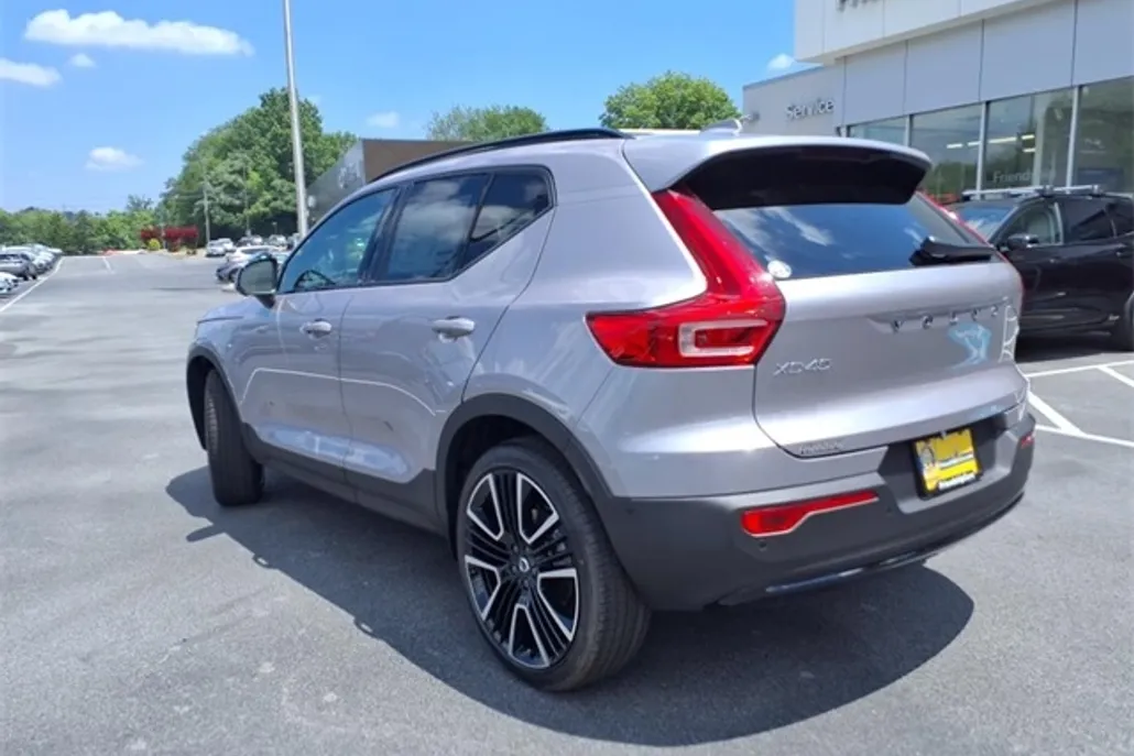 2026 Volvo XC40 Plus photo 1