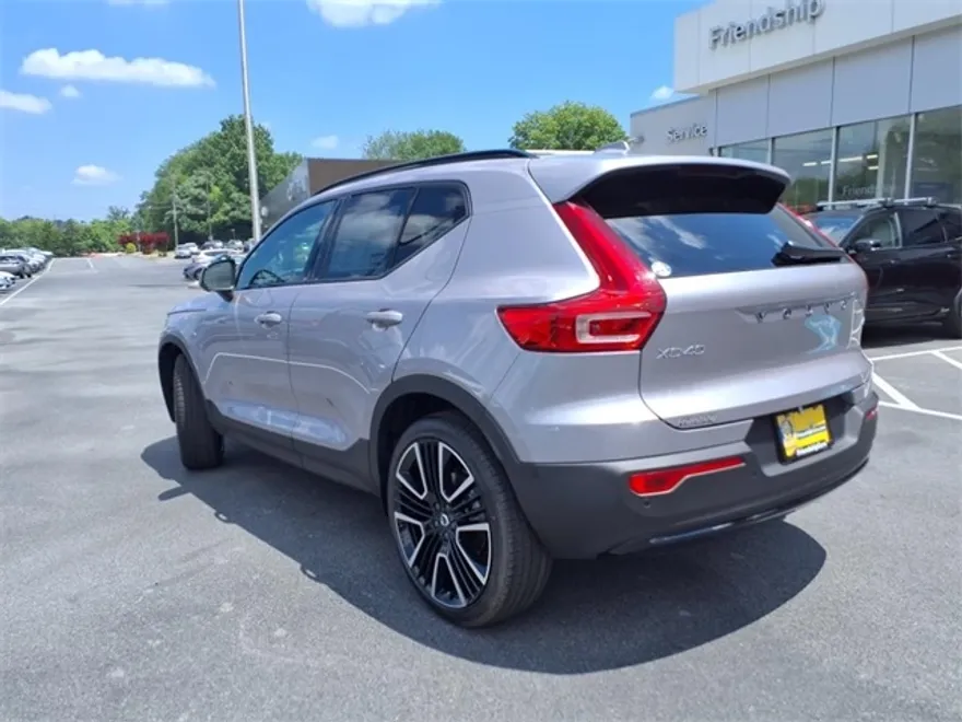 2026 Volvo XC40 Plus photo 1