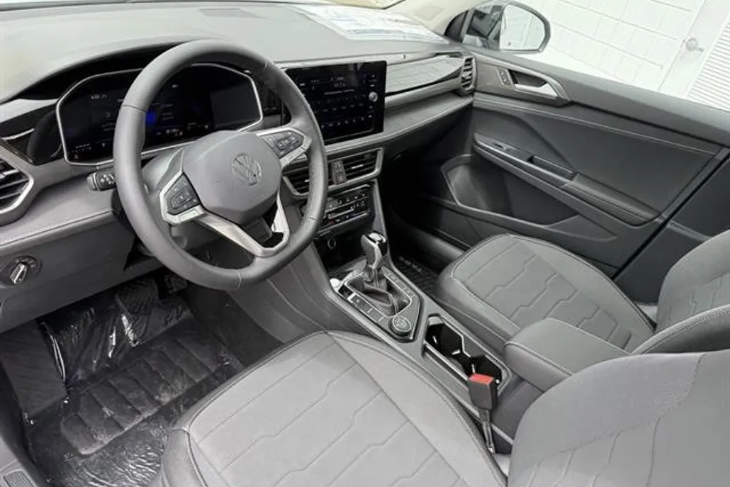 2025 Volkswagen Taos SE photo 1