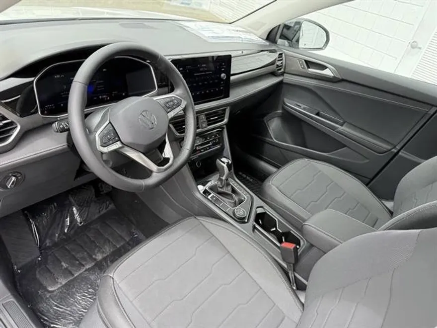 2025 Volkswagen Taos SE photo 1