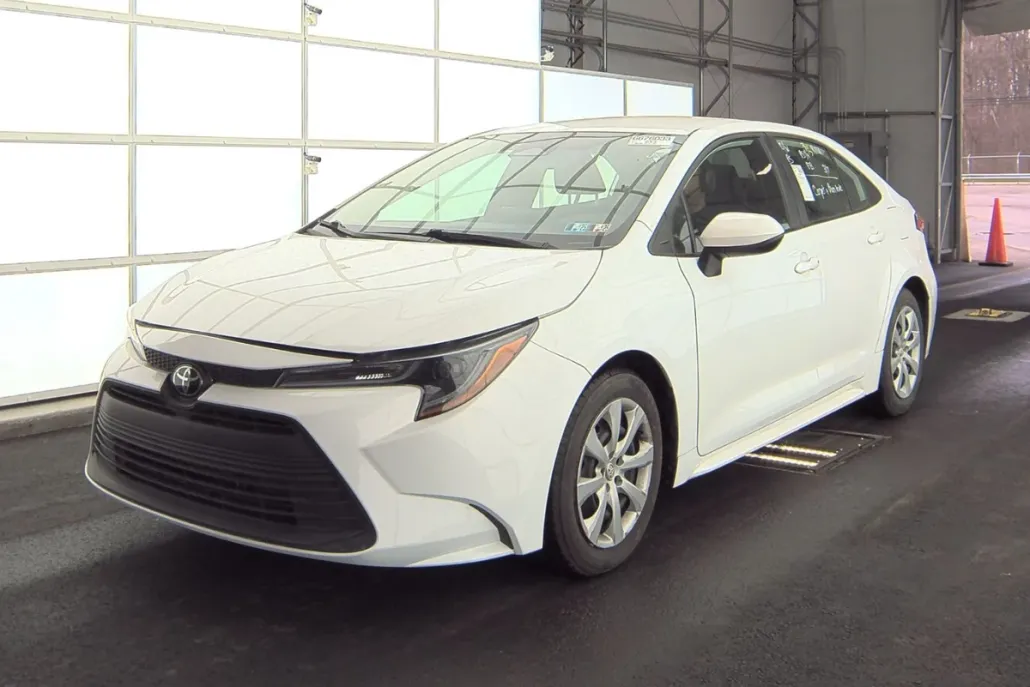 2023 Toyota Corolla LE photo 1