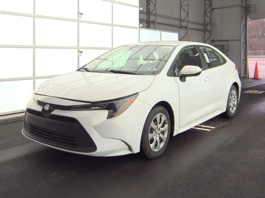 2023 Toyota Corolla LE photo 1