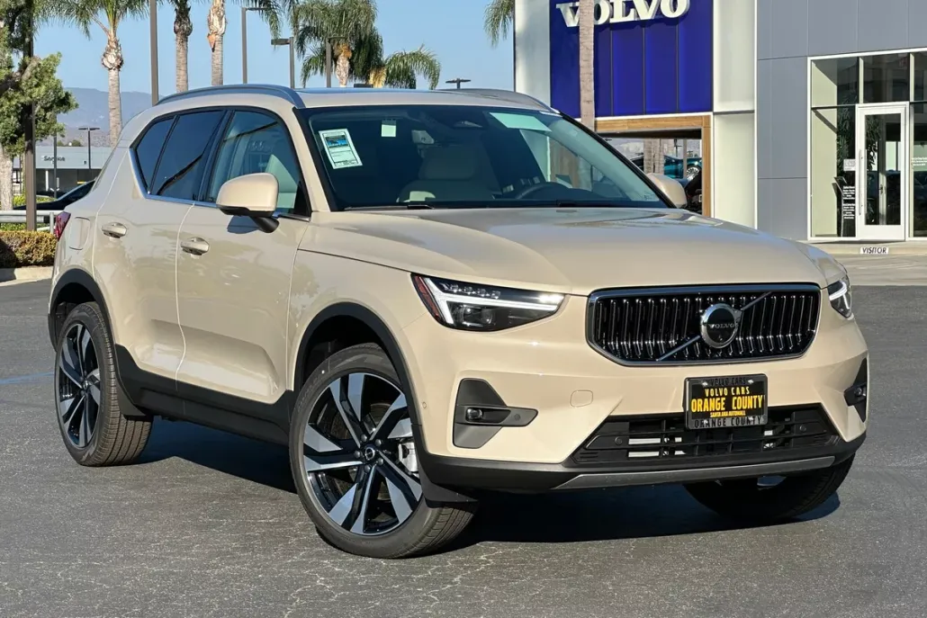 2025 Volvo XC40 Plus photo 1