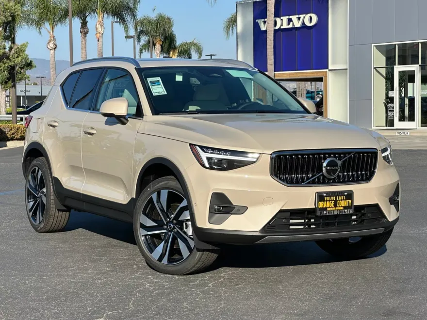 2025 Volvo XC40 Plus photo 1