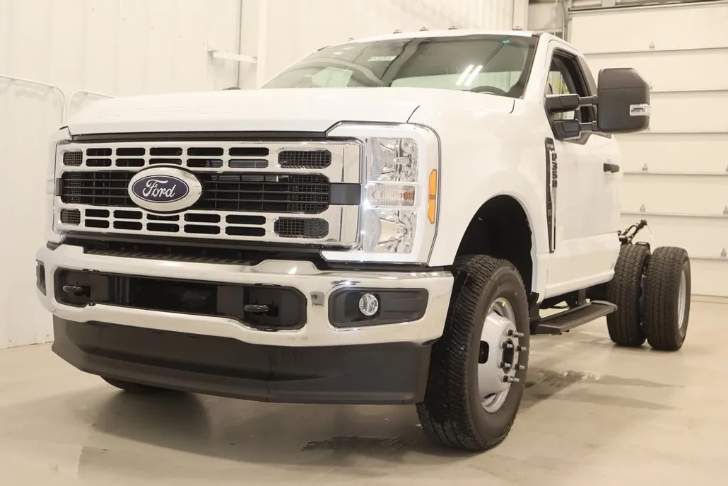 2025 Ford F-350 photo 1