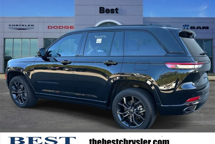 2023 Jeep Cherokee Base photo 1