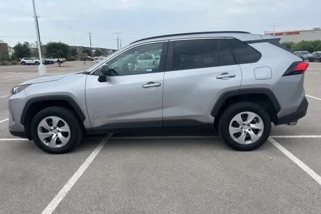 2021 Toyota RAV4 LE photo 1