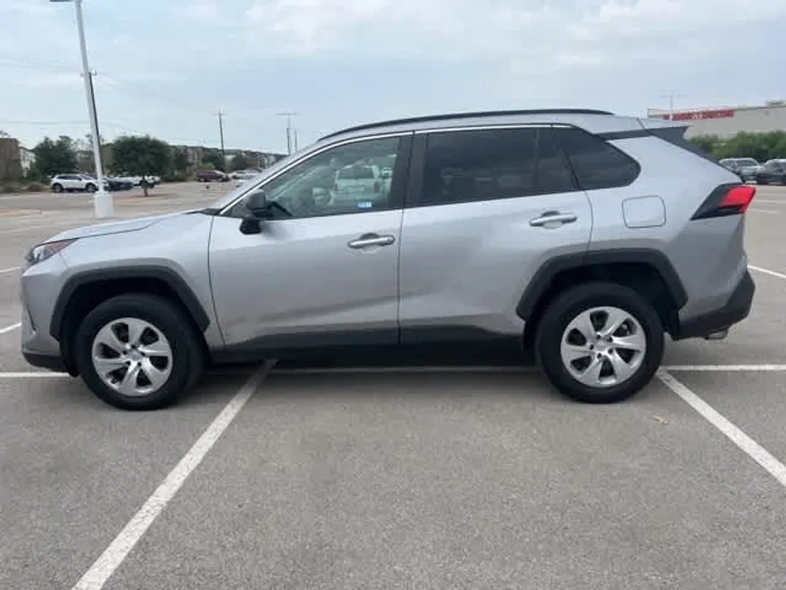 2021 Toyota RAV4 LE photo 1