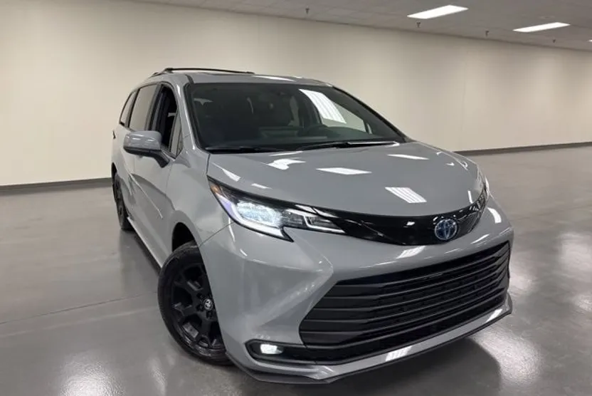 2025 Toyota Sienna Woodland Edition photo 1