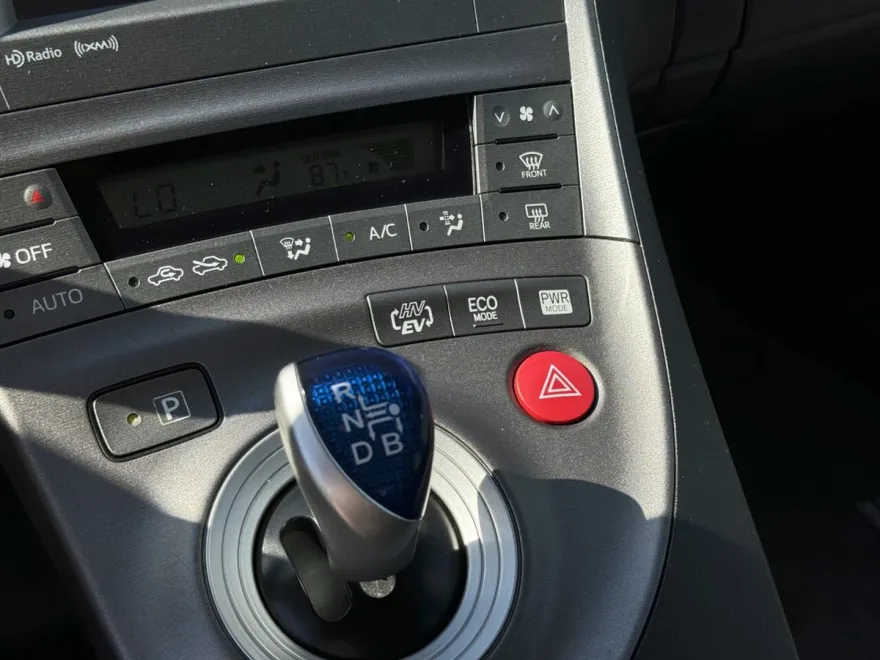 2015 Toyota Prius Plug-in Hybrid Advanced photo 26