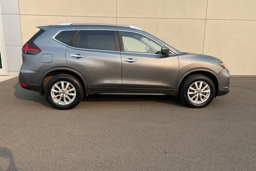 2020 Nissan Rogue SV photo 1