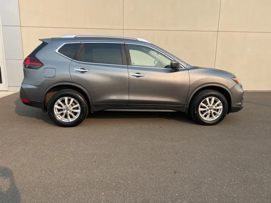2020 Nissan Rogue SV photo 1