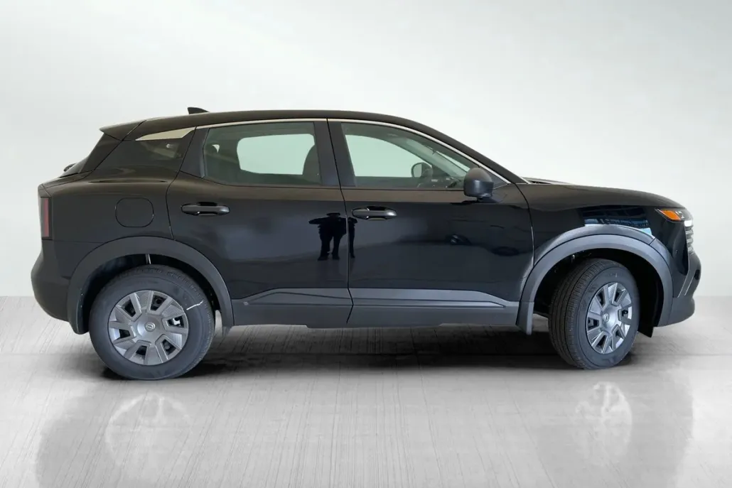 2025 Nissan Kicks S photo 1