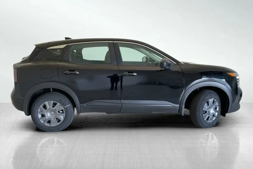 2025 Nissan Kicks S photo 1