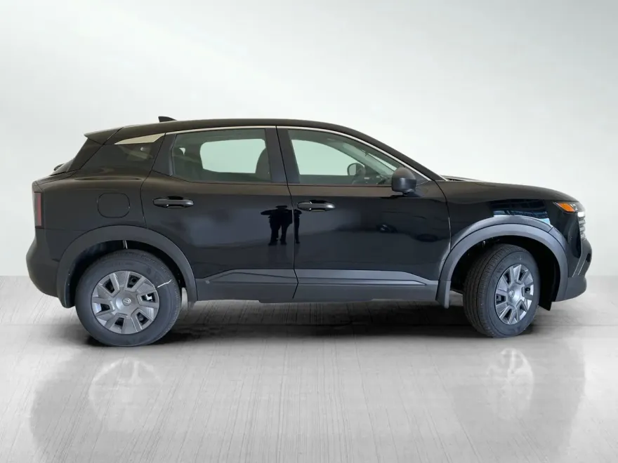 2025 Nissan Kicks S photo 1