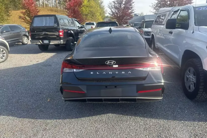 2025 Hyundai Elantra SEL Convenience photo 1