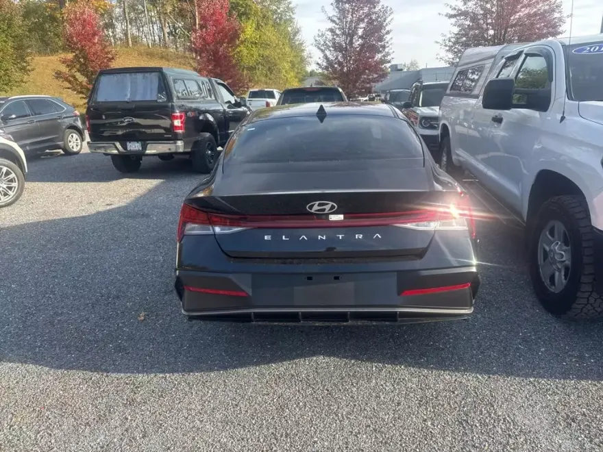 2025 Hyundai Elantra SEL Convenience photo 1