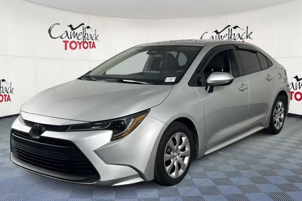 2023 Toyota Corolla LE photo 1