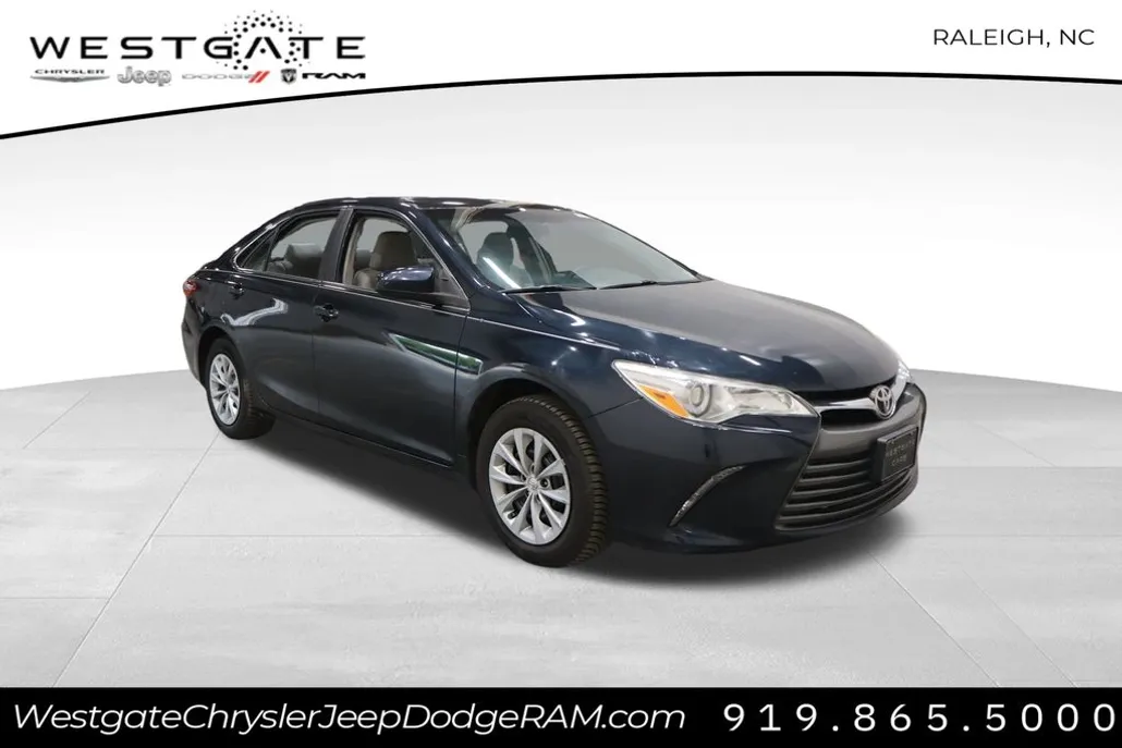 2017 Toyota Camry LE photo 1