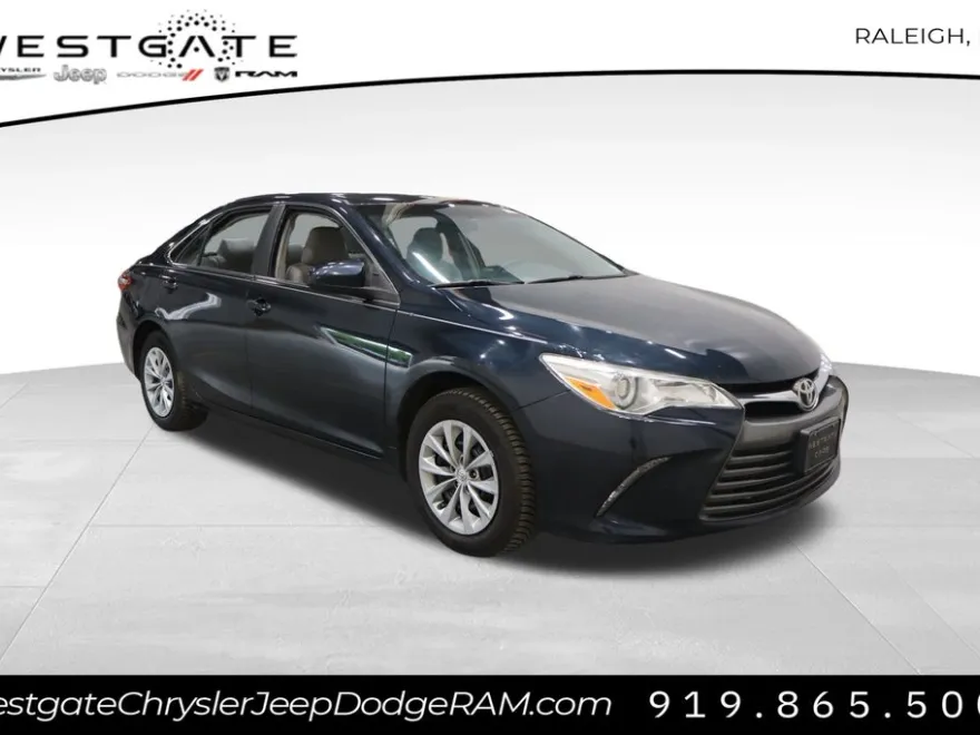 2017 Toyota Camry LE photo 1