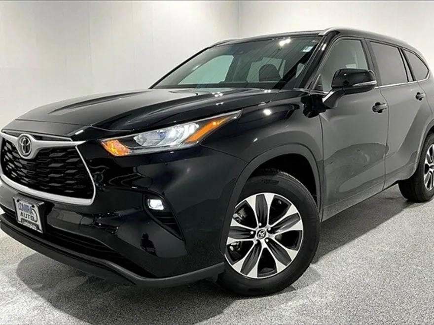 2023 Toyota Highlander XLE photo 1