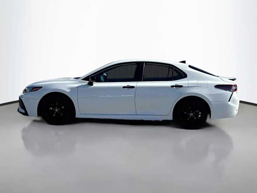 2022 Toyota Camry SE photo 1