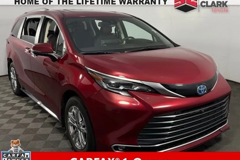 2024 Toyota Sienna Platinum photo 1