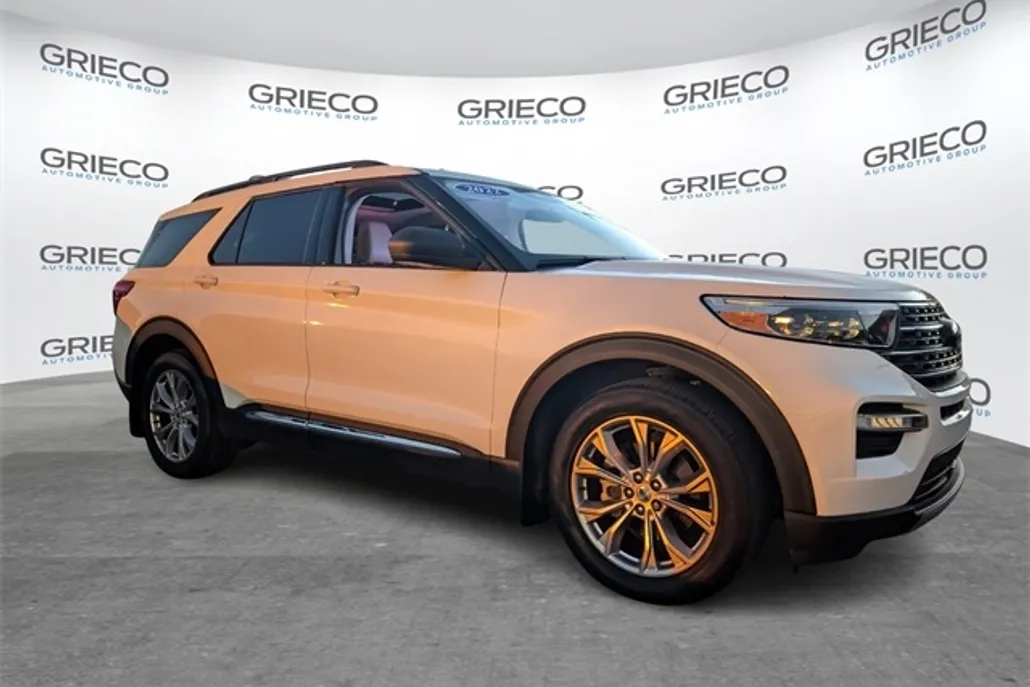2022 Ford Explorer XLT photo 1