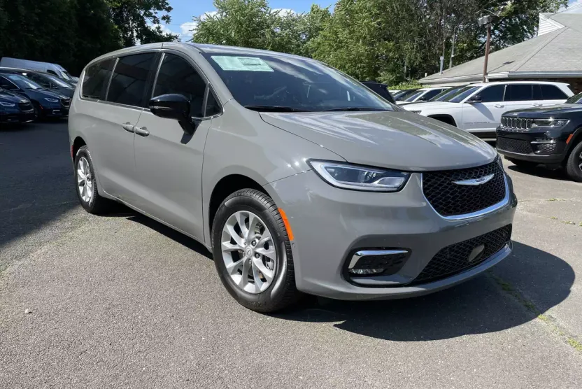 2025 Chrysler Pacifica photo 1