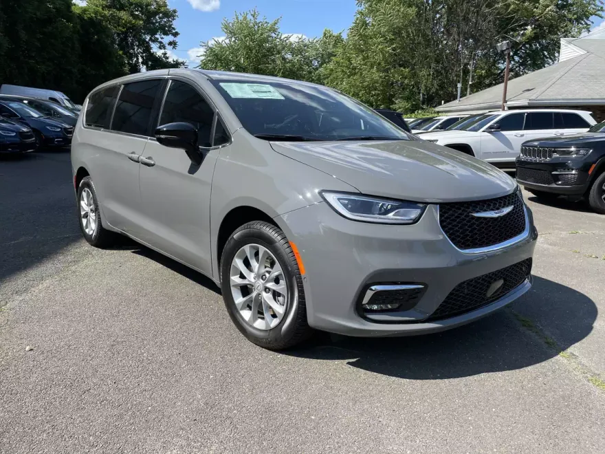 2025 Chrysler Pacifica photo 1
