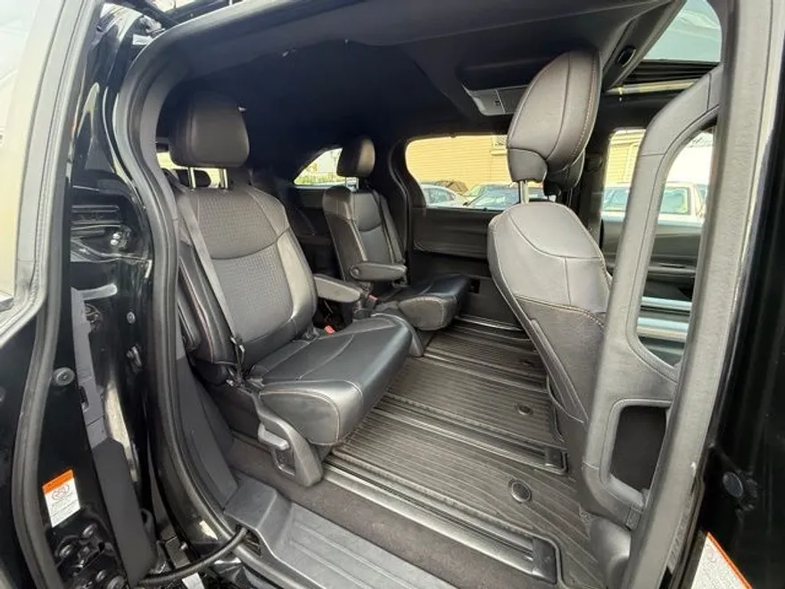 2022 Toyota Sienna XSE photo 24