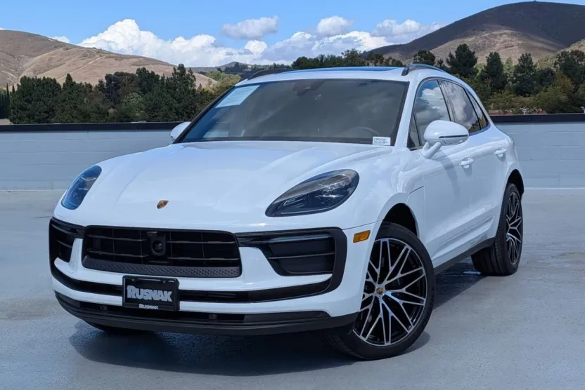 2025 Porsche Macan Base photo 1