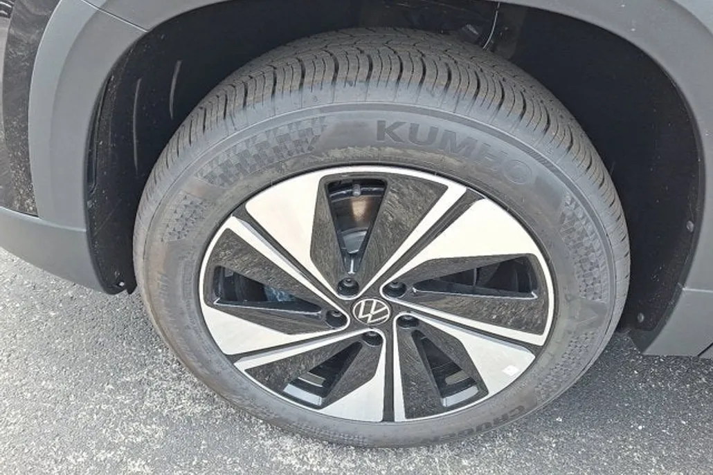 2025 Volkswagen Taos SE photo 1