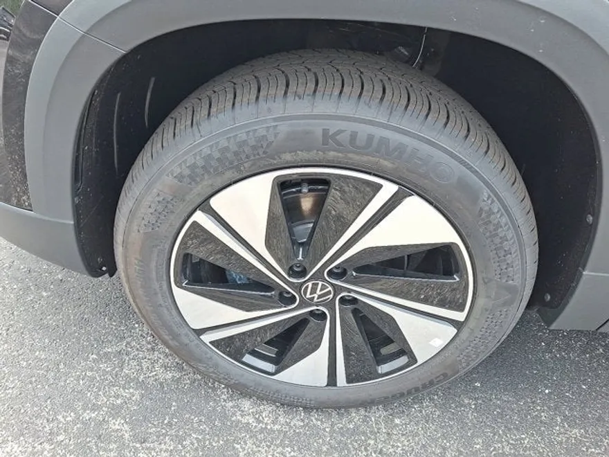 2025 Volkswagen Taos SE photo 1