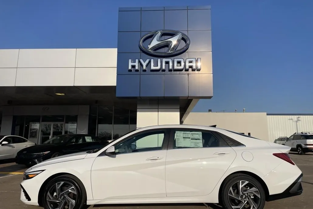 2025 Hyundai Elantra SEL Convenience photo 1