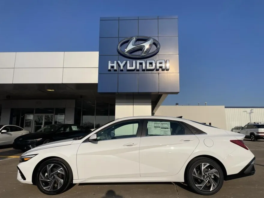 2025 Hyundai Elantra SEL Convenience photo 1