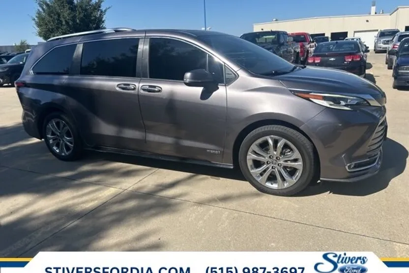 2021 Toyota Sienna Platinum photo 1