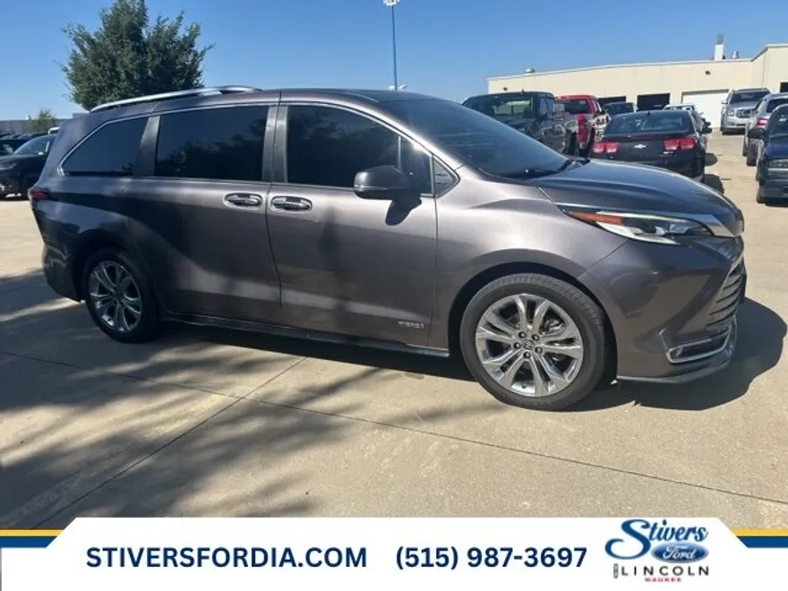 2021 Toyota Sienna Platinum photo 1