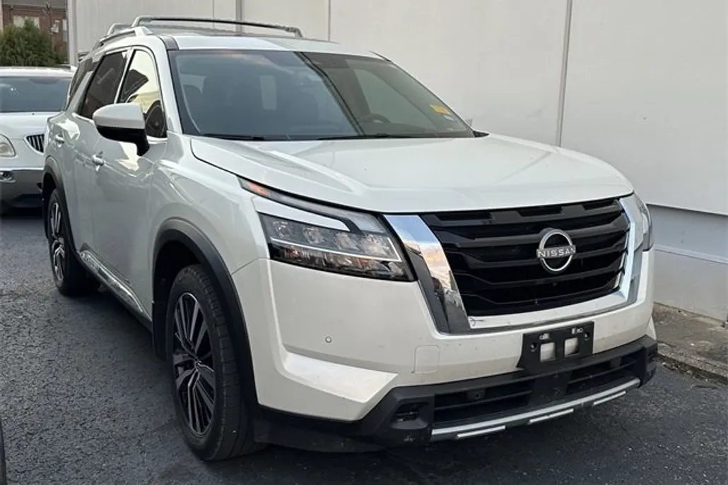 2024 Nissan Pathfinder Platinum photo 1