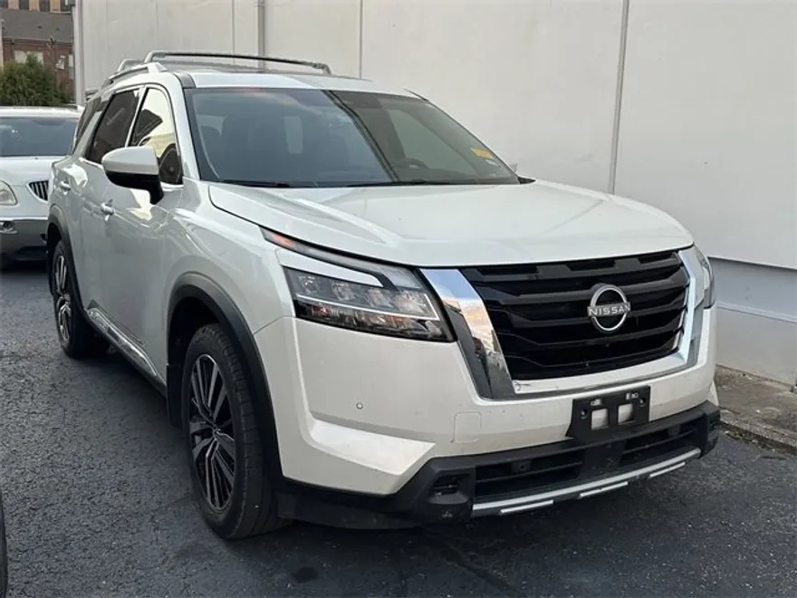 2024 Nissan Pathfinder Platinum photo 1
