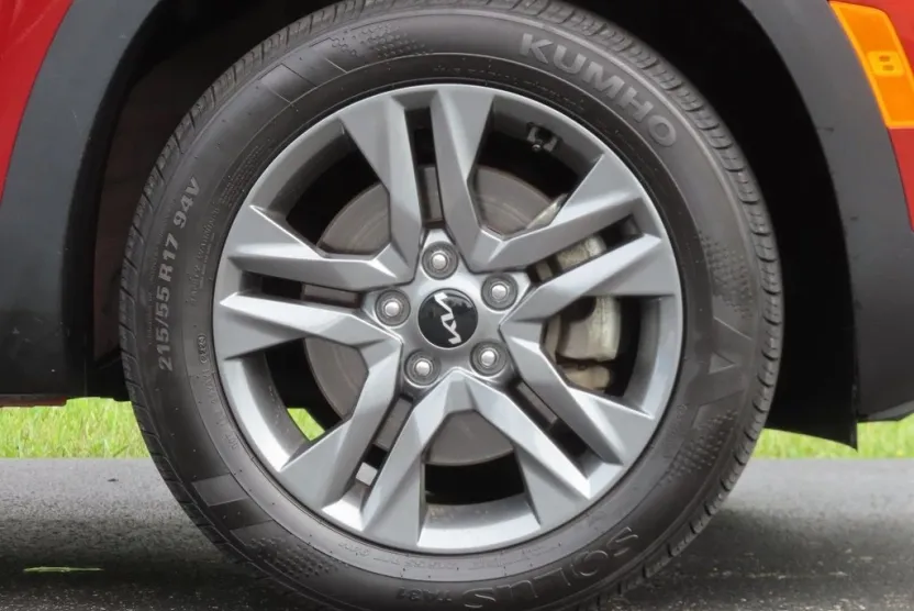 2023 Kia Seltos S photo 1