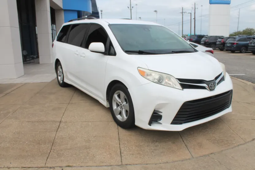 2018 Toyota Sienna LE photo 1