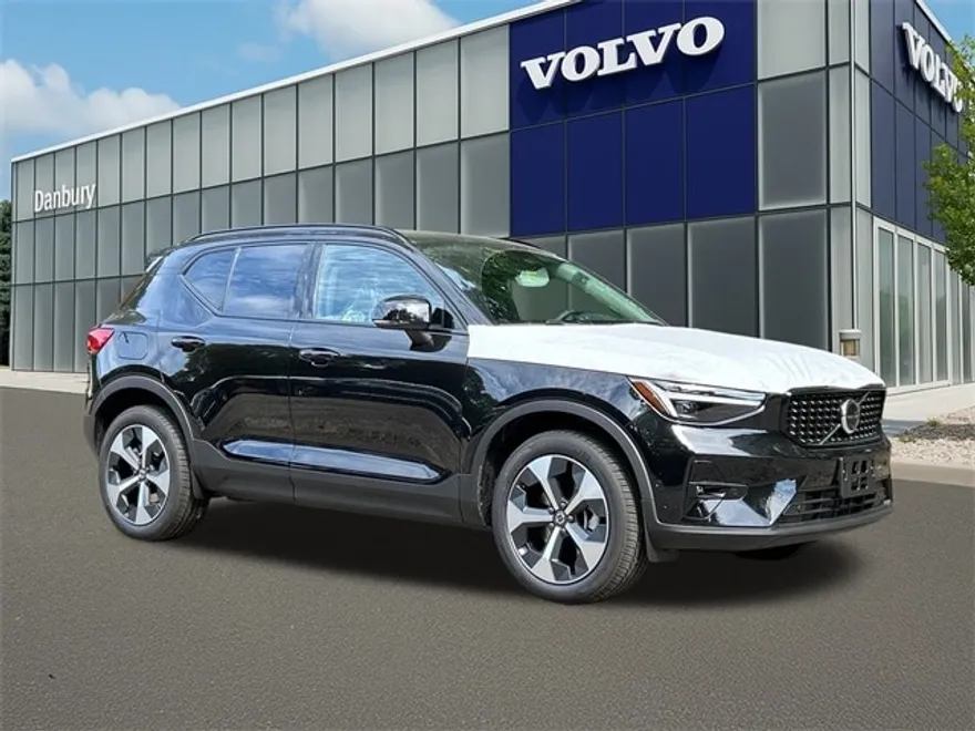 2026 Volvo XC40 Plus photo 1