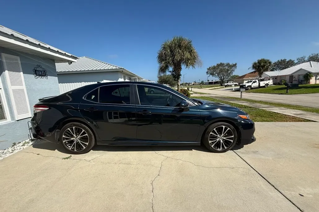 2020 Toyota Camry SE photo 1