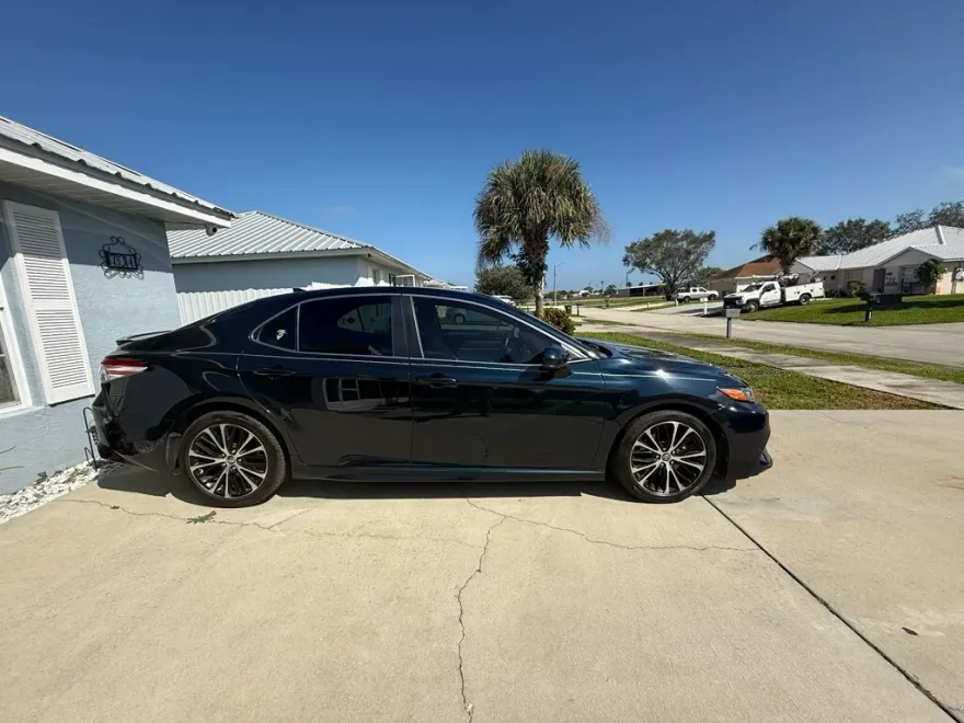 2020 Toyota Camry SE photo 1