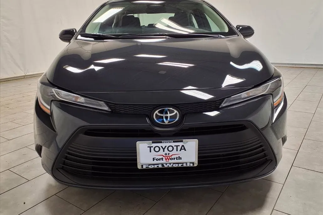 2025 Toyota Corolla LE photo 1